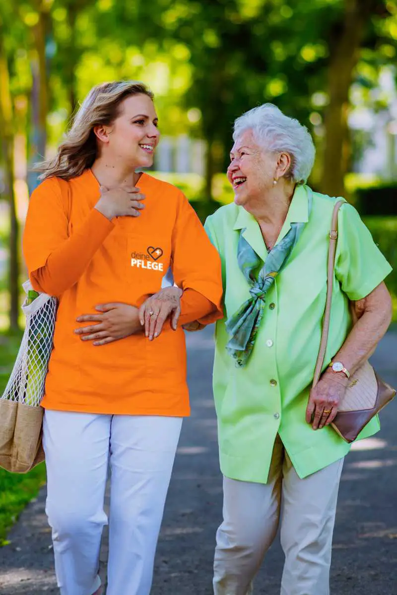Deine ambulante Pflege in Erfurt Das Bild zeigt zwei Frauen, links Pflegerin, rechts eine ältere Dame, beide mit fröhlichem Gesicht.